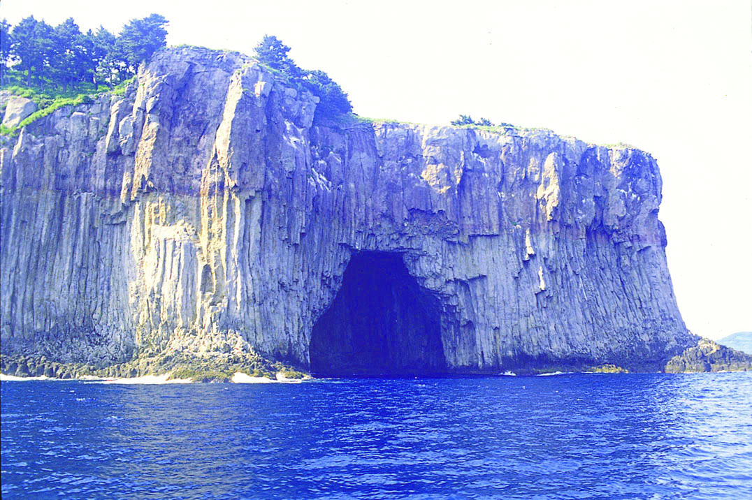 범섬 해식동굴
