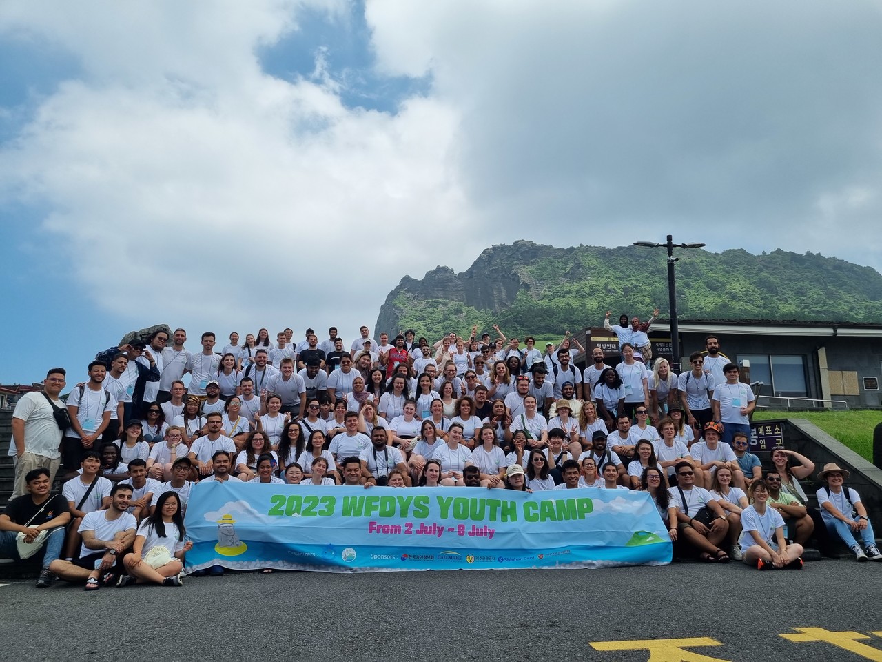 세계농아청년캠프 참가자들이 성산일출봉을 방문해 기념촬영을 하고 있다. (사진제공=제주관광공사)