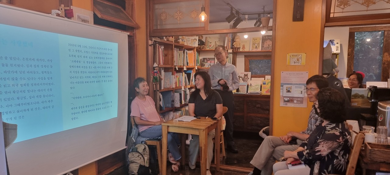 ‘제주의 작가, 제주의 문학’을 주제로 서명숙 작가의 ‘서귀포를 아시나요’라는 책으로 북토크가  황안나 작가의 진행으로 열리고 있다.