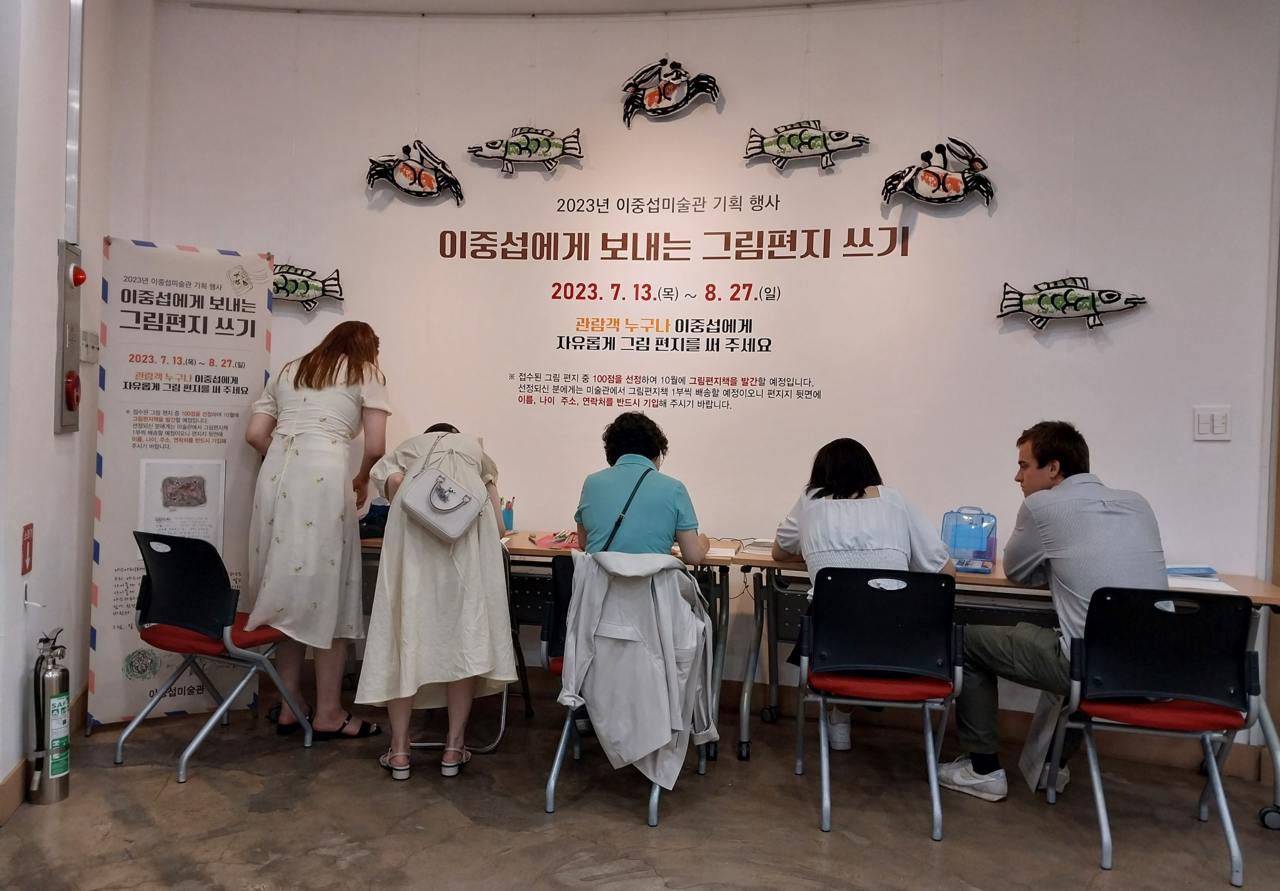 이중섭에게 보내는 그림 편지 쓰기 행사에 참여 중인 관람객