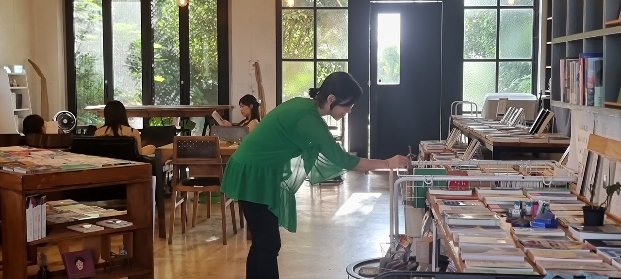 문재인 전 대통령 부부가 최근 휴가차 다녀간 동네책방 ‘북살롱이마고’는 지역 콘텐츠에 기반한 다양한 행사를 기획하면서 책방을 꾸려나가고 있다. (사진=방자연 인턴기자) 