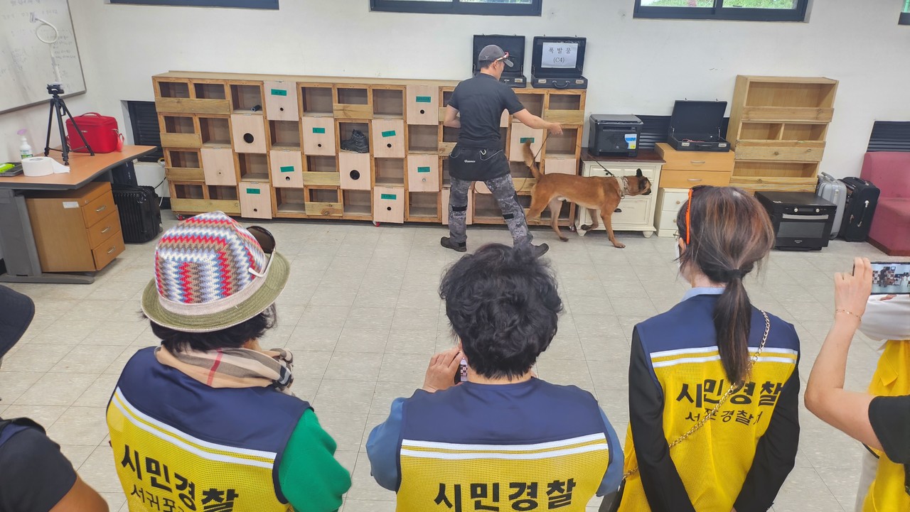 제9기 서귀포경찰서 시민경찰학교 시민들이 지난 10일 CCTV관제센터와 제주경찰특공대 등을 견학하는 등 시민경찰학교 프로그램에 참여했다