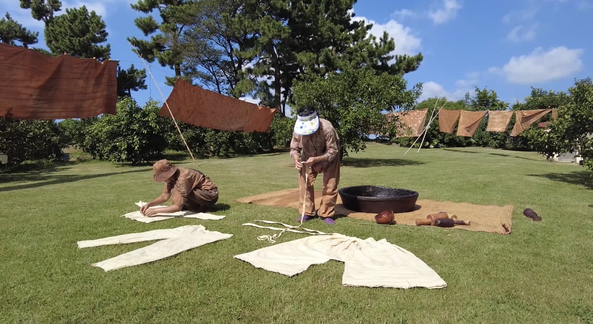 노지문화 탐험대가 갈옷 제작을 하고 있다.