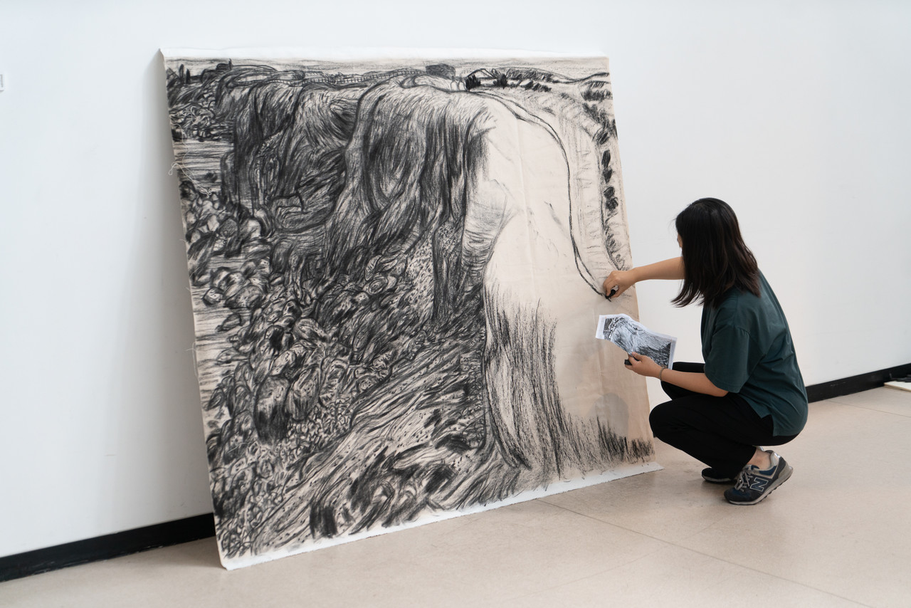 세연 작가의 목탄 라이브 드로잉 퍼포먼스 '바람코지'  (사진=서귀포시문화도시센터)