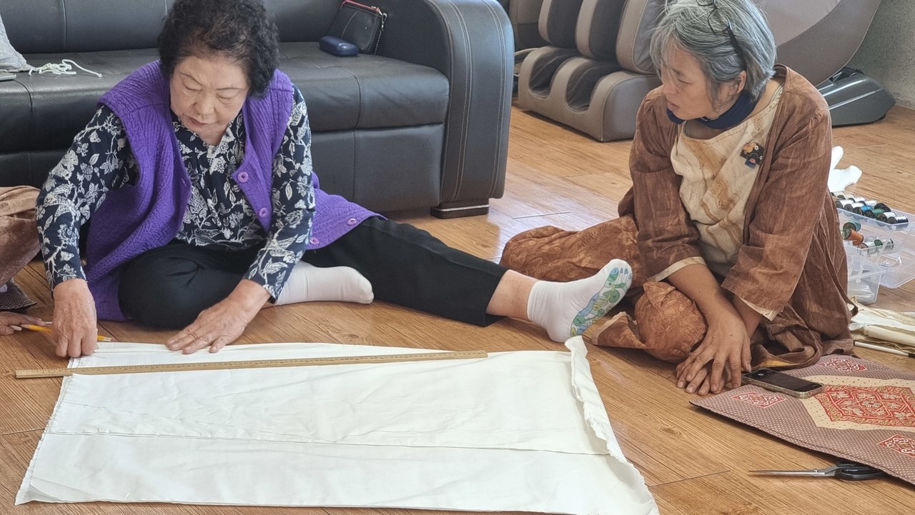 위미1리 복지회관에서 마을에 사시는 김숙자(87) 할머니와 함께하는 바느질 수업이 진행됐다.