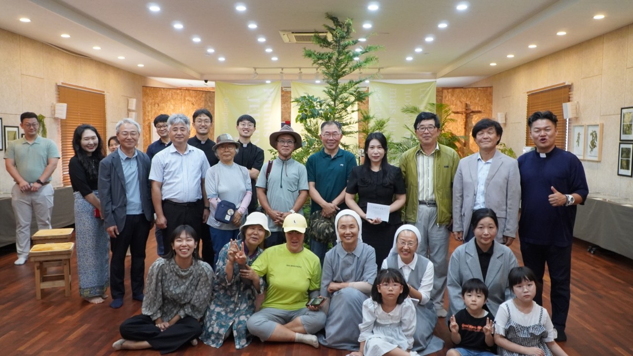 에밀 타케 신부 탄생 150주년 기념 전시에서 기념촬영을 하고 있다.