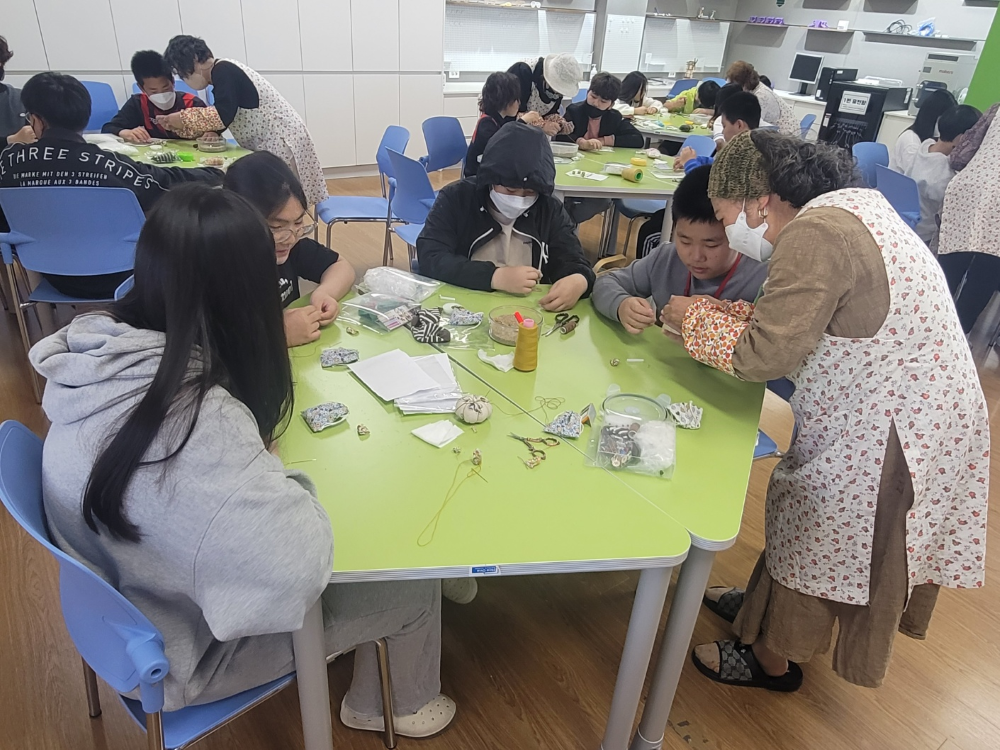 놀멍쉬멍공방 사업단은 일자리 참여 어르신이 서귀포초등학교에서 전통놀이를  체험 프로그램을 진행했다.