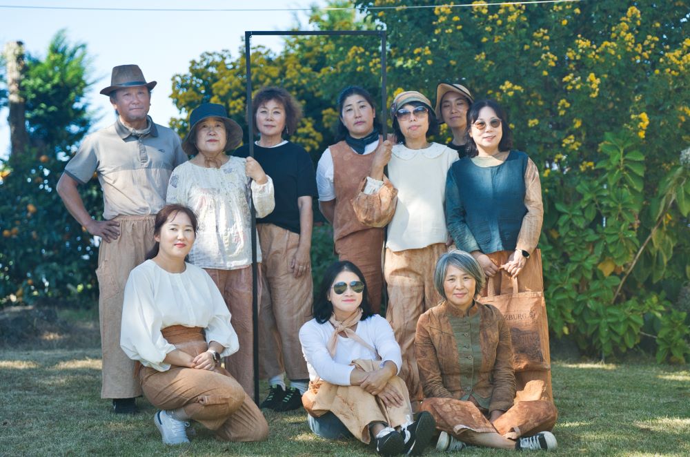 수강생들은 자신이 직접 만든 옷을 입고 패션쇼를 선보이며 행복한 미소를 짓고 있다. 