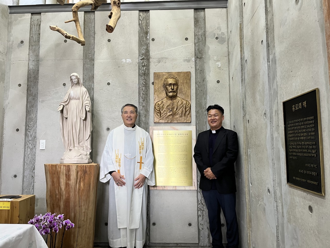 에밀 타케 신부의 부조 제막식