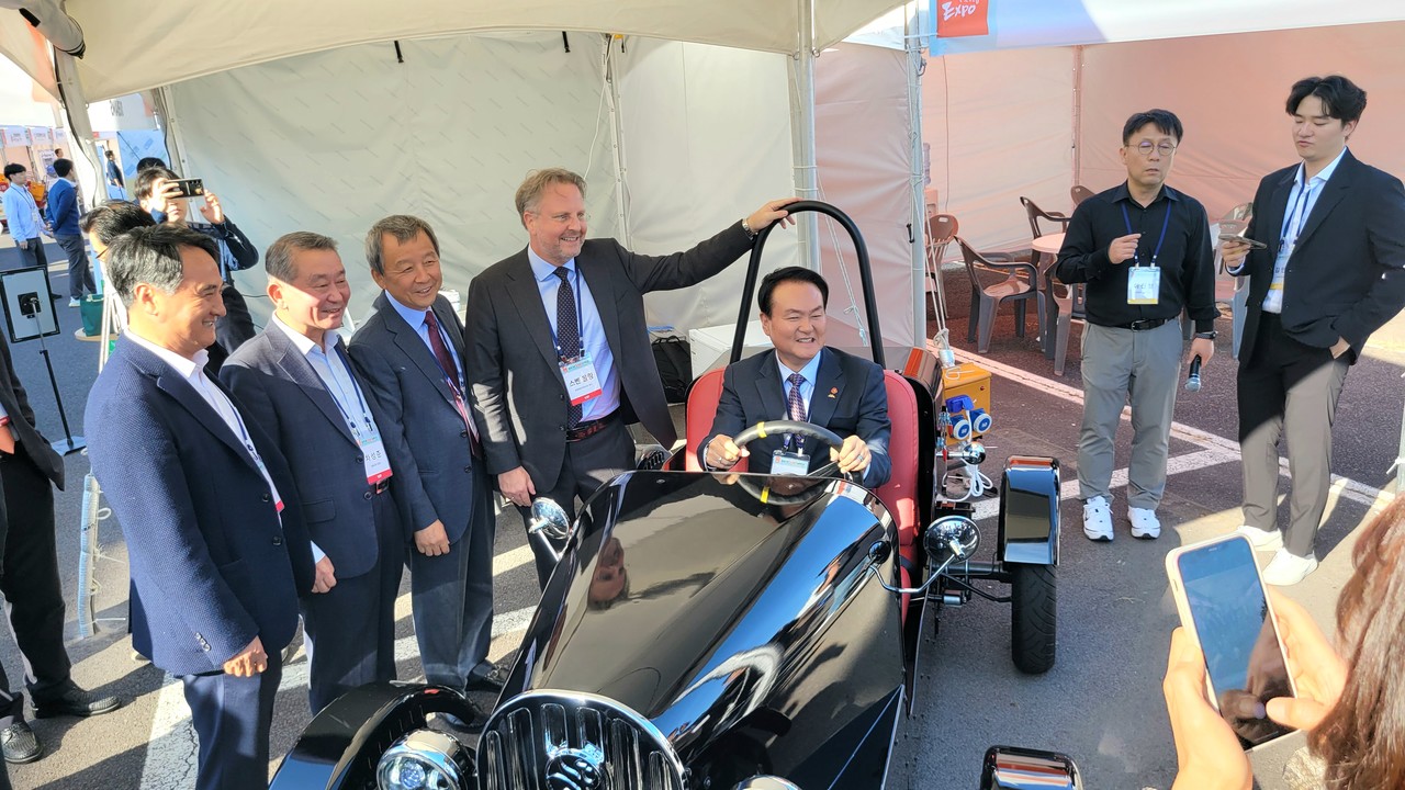 ‘제2회 국제 Smart 농업 엑스포’에서 김희현 제주도 정무부지사 등 전시차량을 시승하고 있다. (사진=국제e-모빌리티엑스포)