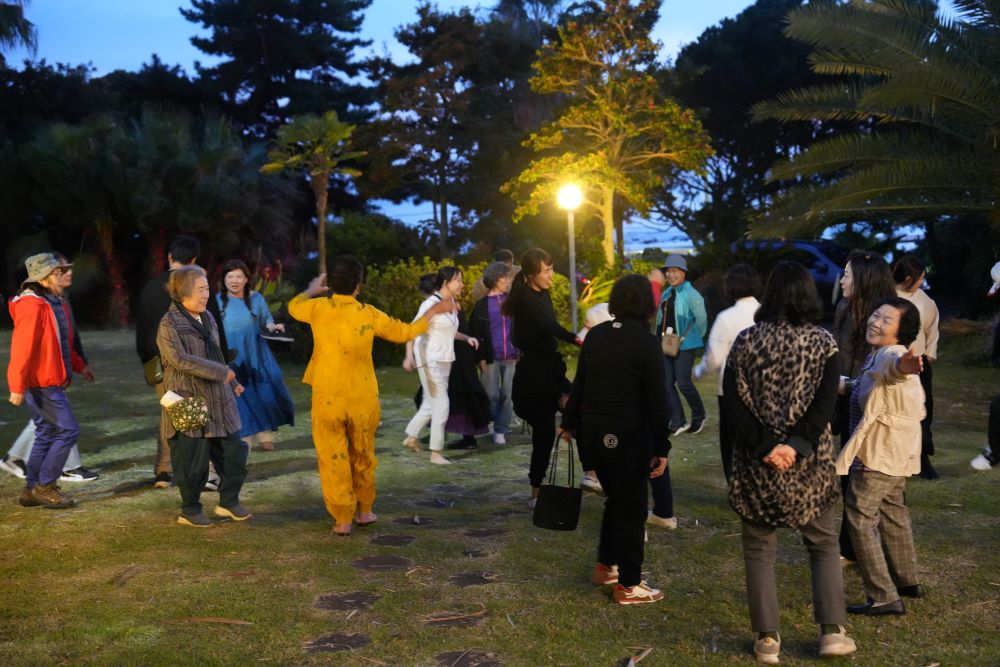 지난 28일 치유공간넙빌레에서 진행된 춤 공연의 마지막은 객석과 출연진이 함께 춤을 추며 마무리됐다.