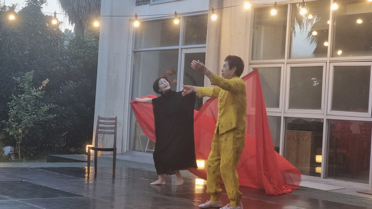 이복렬 할머니는 정유라 무용가와 ‘붉은 메아리’를 주제로 춤을 선보였다.