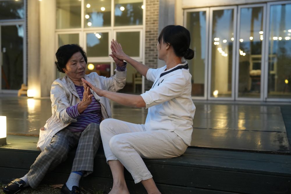 오복인 할머니는 정보금 무용가와 ‘심심(마음심, 살필심)댄스’를 선보였다.