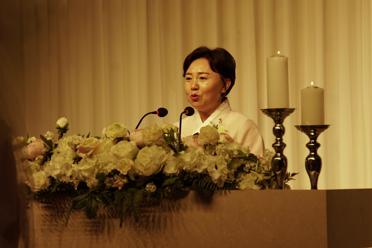 김옥화 회장이 축사를 하고 있다.