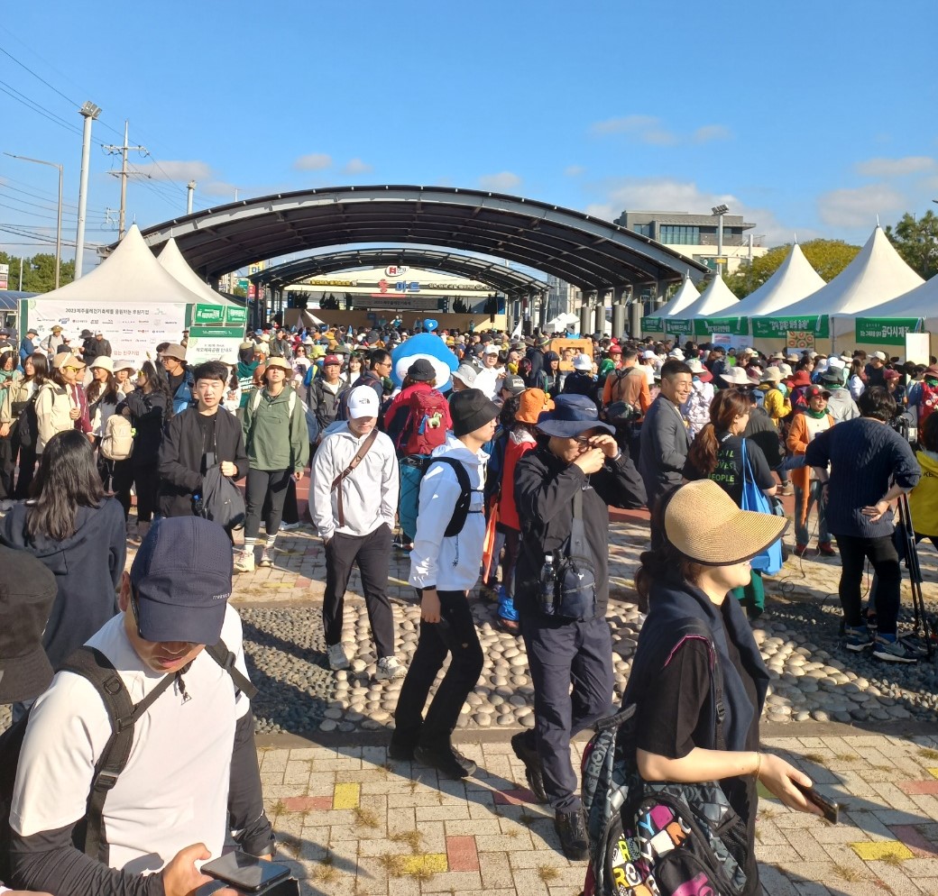2일 오전 제주 서귀포시 대정읍 제주올레 11코스 하모체육공원에서 개막식을 진행했다. 
