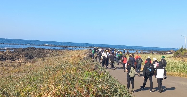 참가자들은 서귀포시 대정읍 하모리 올레11코스 해안길을 걸으며 가을 정취를 만끽하고 있다.