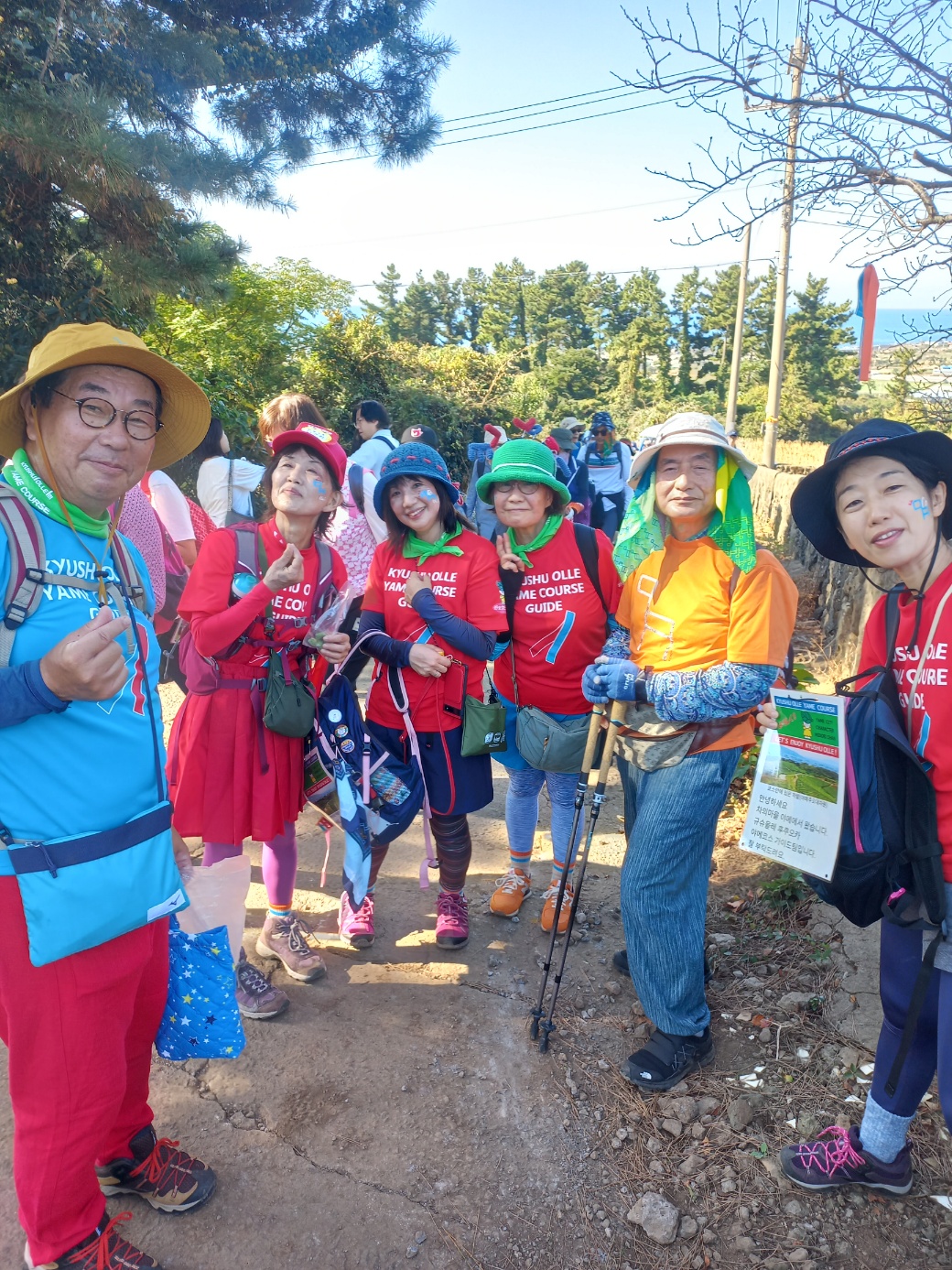 사전 예약한 참가자들은  들뜬 표정을 감추지 못하고 기념촬영을 하고 있다.