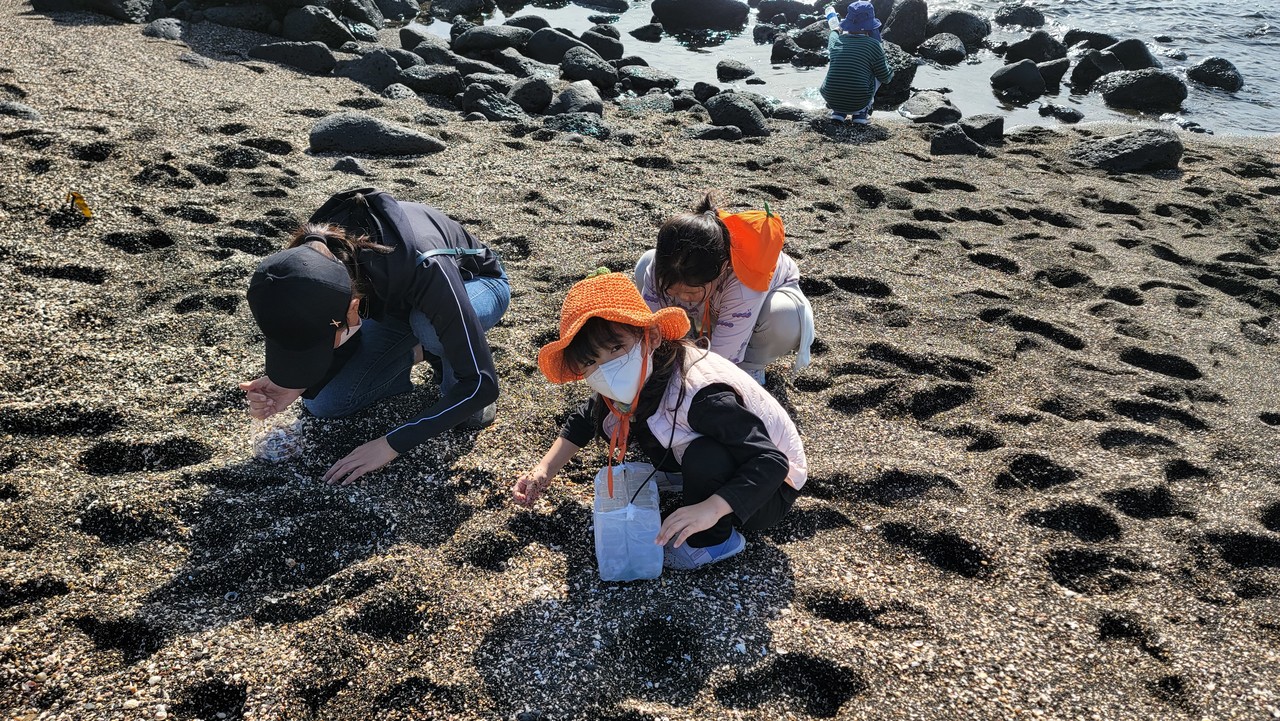 모슬포 바닷가에서환경교육의 일환으로 주말프로그램 ‘플로깅&업사이클링’을 운영했다. (사진=몽생이다함께돌봄센터)