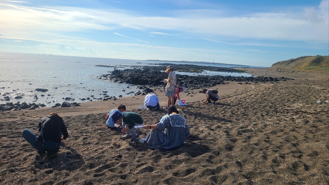 모슬포 바닷가에서 환경교육의 일환으로 주말프로그램 ‘플로깅&업사이클링’을 운영했다. (사진=몽생이다함께돌봄센터)