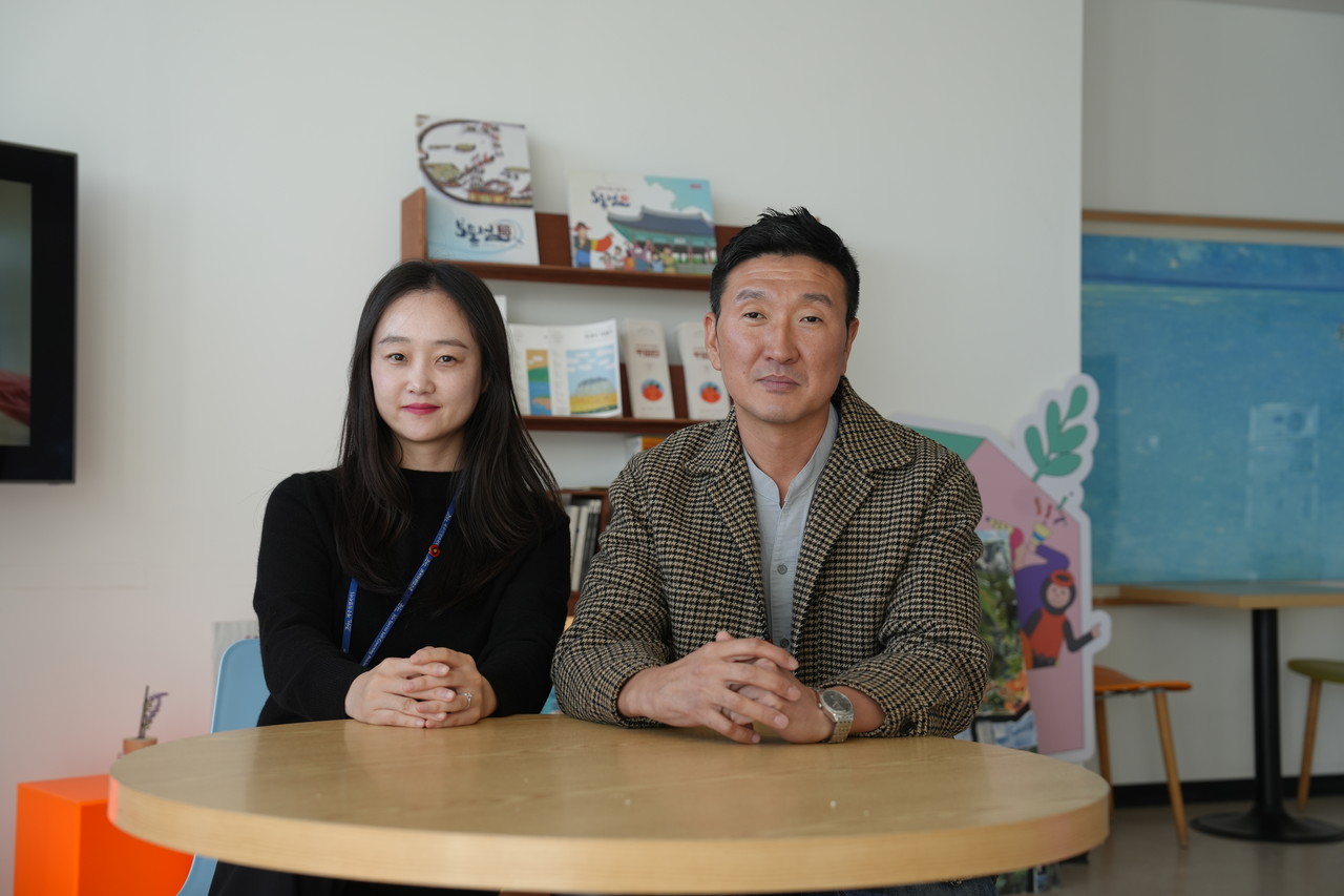 서귀포글로컬페스타 업무를 맡은 서귀포시 문화예술과 부박환(오른쪽)·김아롱 주무관이 준비 과정과 행사 뒷 이야기를 전했다.  