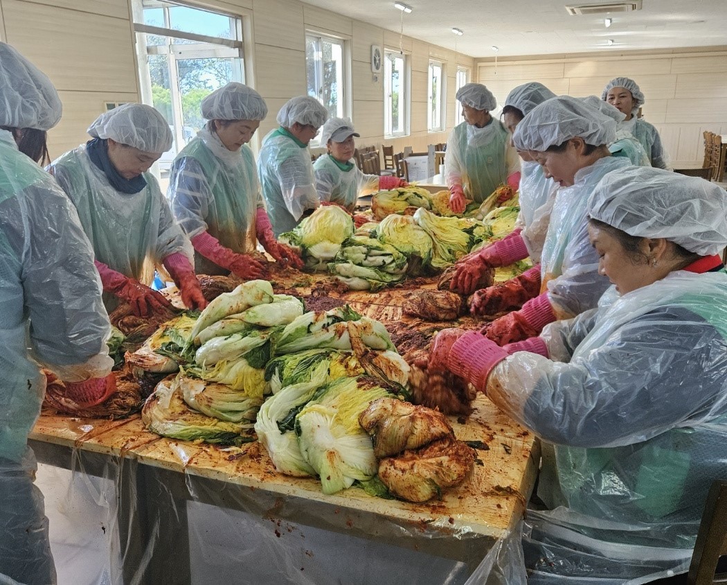 남원읍새마을부녀회(회장 강홍협)는 지난달 30일 직접 만든 김치를 지역내 경로당 및 복지사각지대에 전달했다.