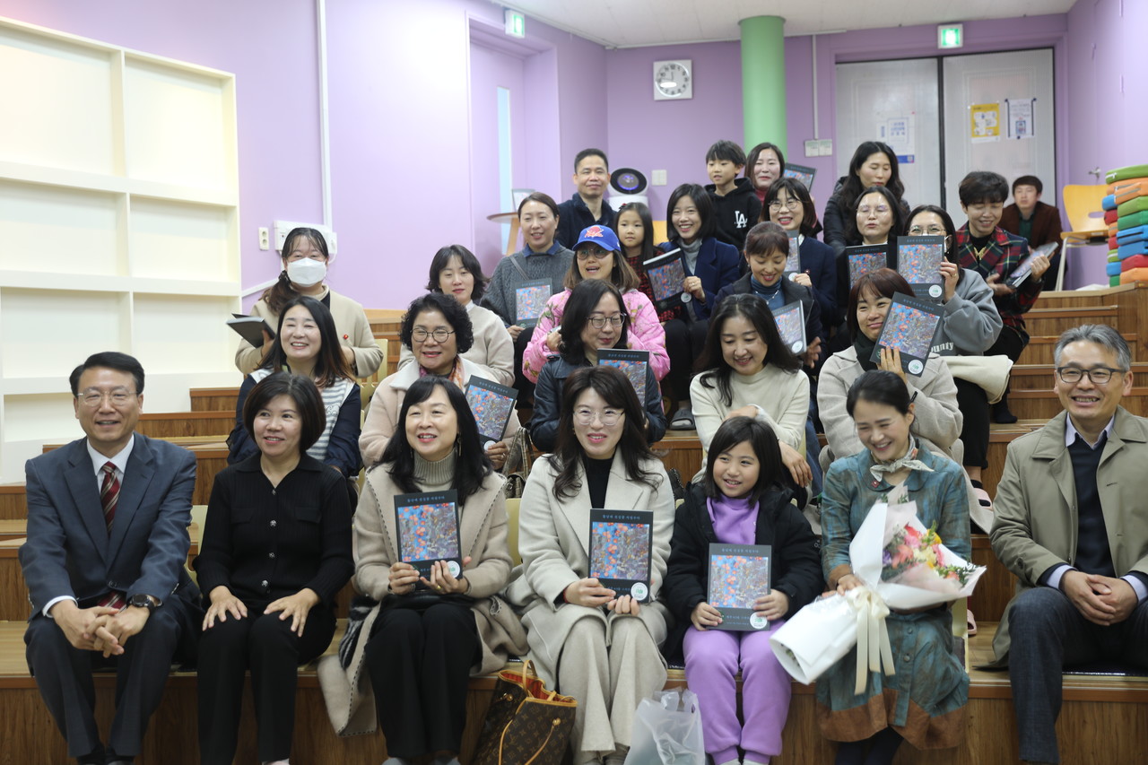 서귀포시민의책읽기위원회가 지난 2일 ‘2024 서귀포시민의 책’ 선포식을 진행한 후 시민들과 기념촬영을 했다.