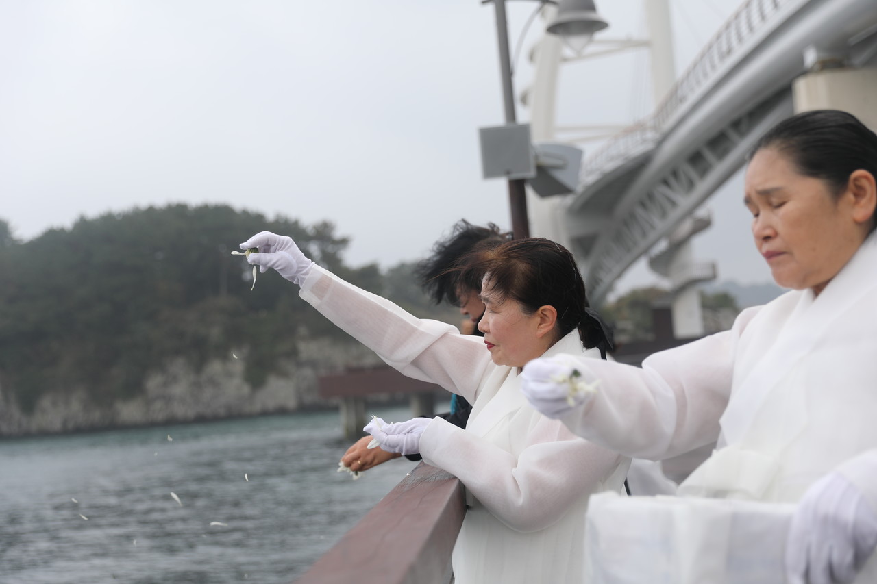 지난 15일 오후 남영호 참사 53주기를 맞아 추모예술제에서 서귀포 앞바다 해상 헌화가 진행됐다. (사진=방자연 인턴기자)