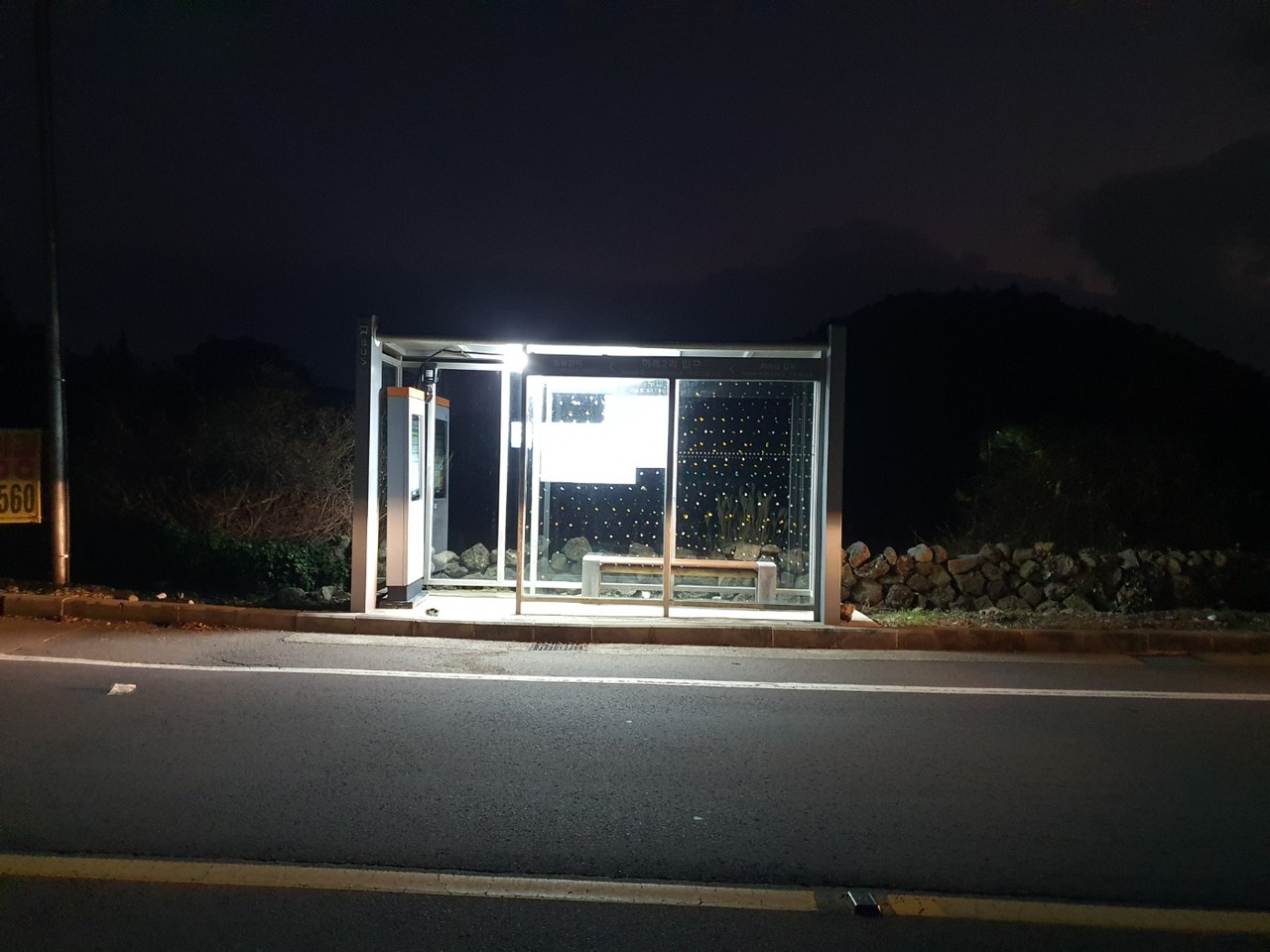 버스승차대 안전조명(사진=서귀포시청 제공)