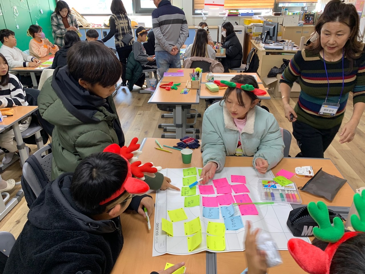 표선초등학교(교장 송성환)는 사단법인 한국인성창의융합협회와 협업으로 교내에서 20~28일 일정으로 본교 5학년 학생들이 참여하는 인성창의융합교육 ‘설치미술 창업 프로그램’을 실시하고 있다.