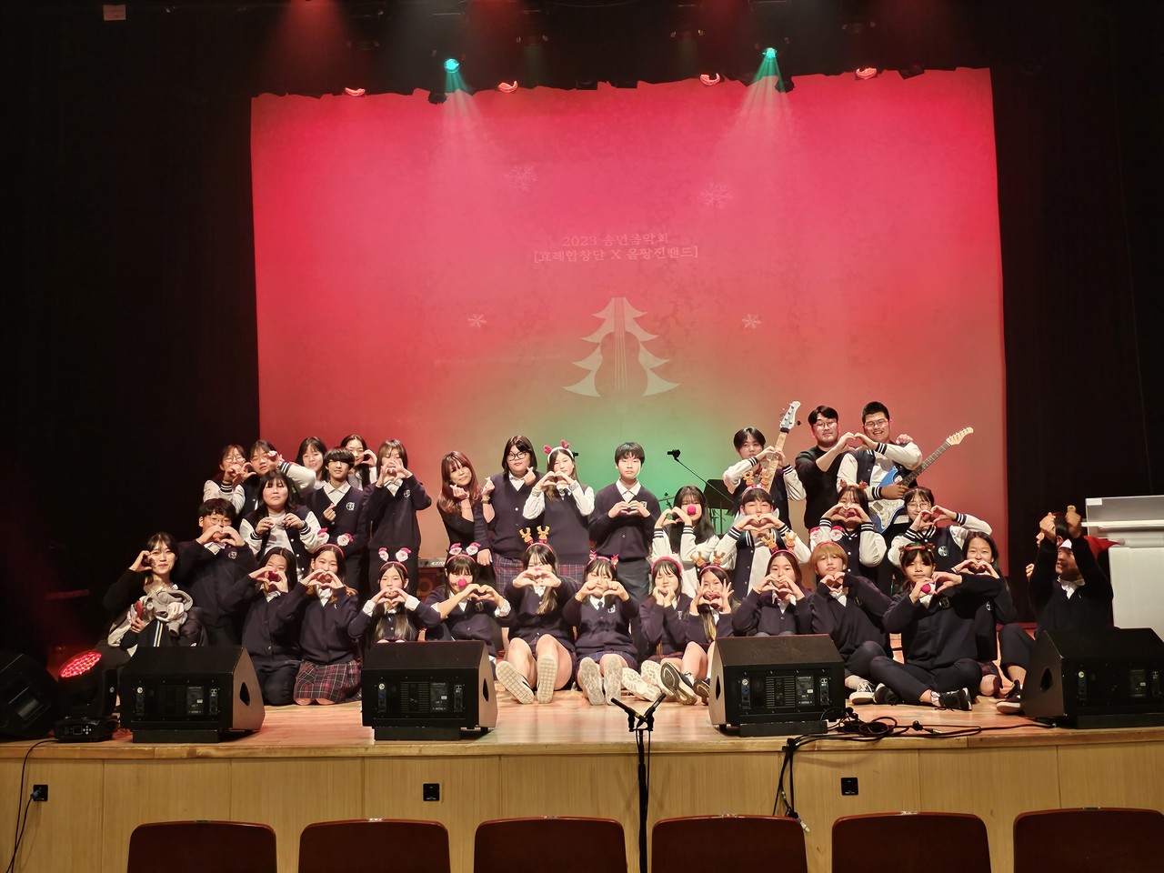 효돈중학교(교장 송미혜) 문화예술동아리 효례합창단, 옴팡진밴드는 지난 20일 서귀포예술의전당에서 학생, 학부모, 교사들이 참석해 송년음악회를 열었다.