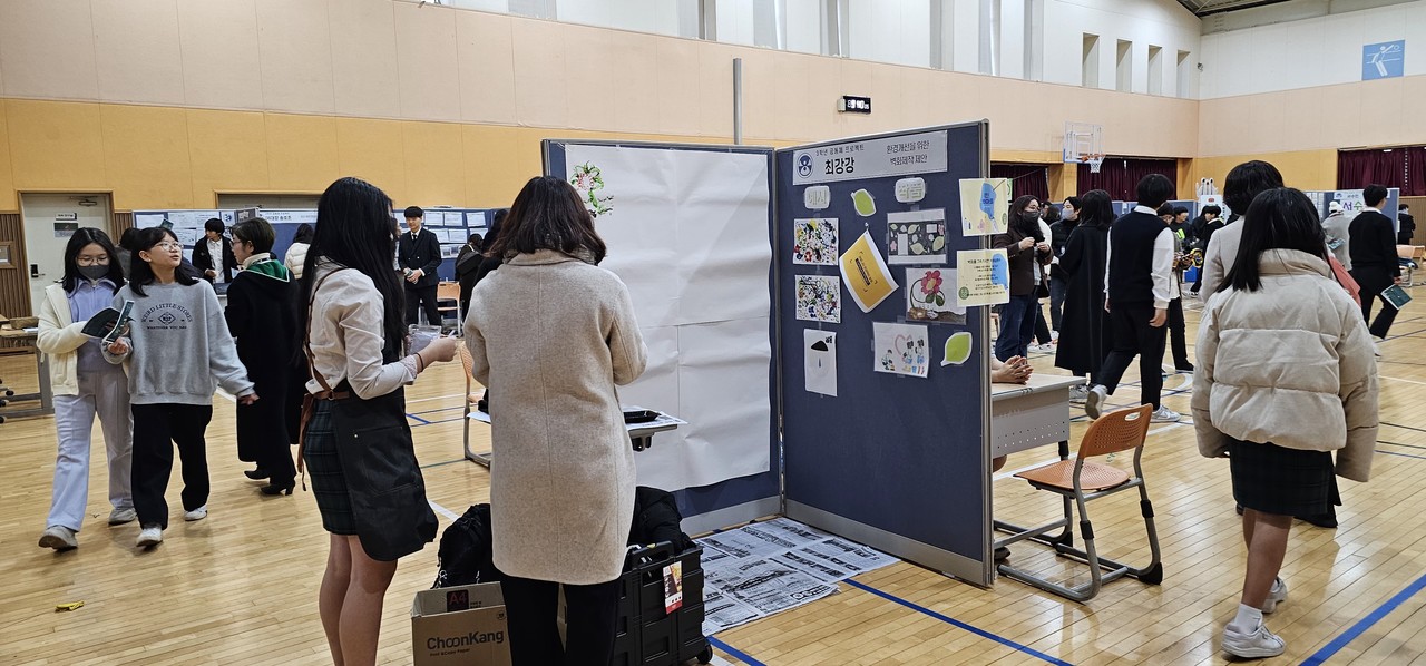 표선중학교(교장 현연숙)는 28일 교내 강당에서 IB학교의 필수 프로그램 중 하나인 공동체 프로젝트 발표회와 1, 2학년의 동아리 활동 부스 운영 발표회를 개최했다.