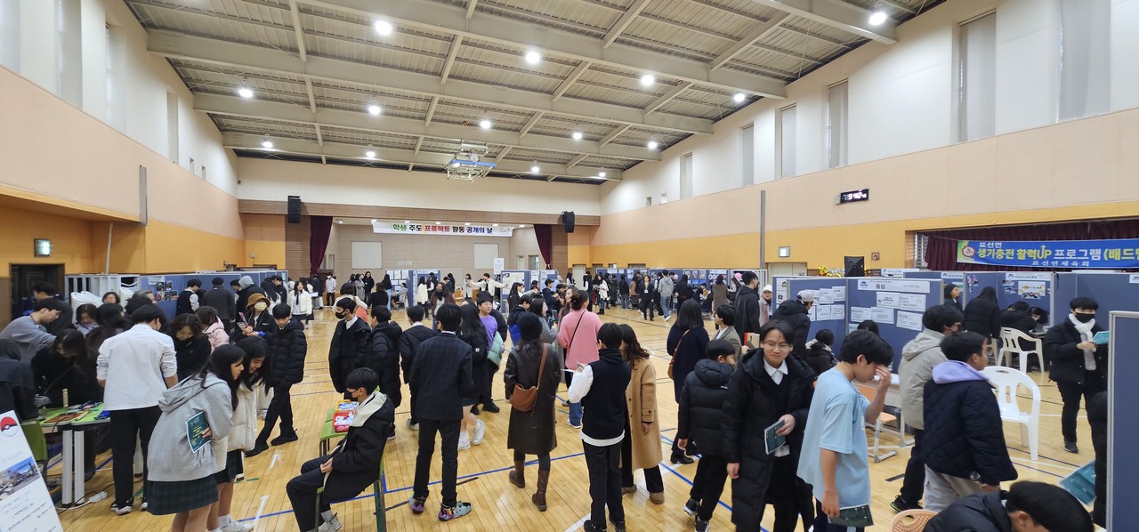 표선중학교(교장 현연숙)는 28일 교내 강당에서 IB학교의 필수 프로그램 중 하나인 공동체 프로젝트 발표회와 1, 2학년의 동아리 활동 부스 운영 발표회를 개최했다.