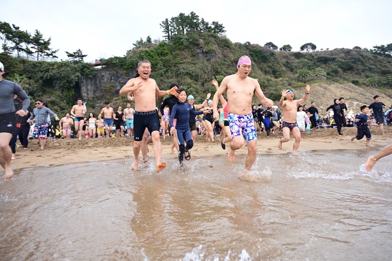 1일 서귀포시 중문해수욕장에서 제25회 서귀포 겨울바다 국제펭귄수영대회가 열린 가운데 참가자들이 바다를 향해 달려가고 있다.