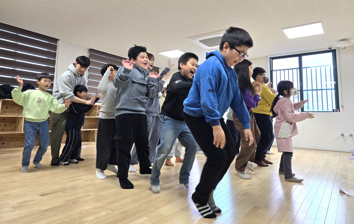 2월 1일, 센터에서 한국장학재단 동계 중 대학생 재능봉사 캠프 프로그램에 참여하고 있는 아이들 