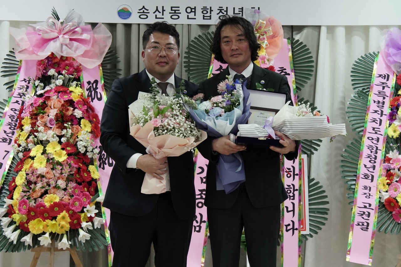 강호성 신임회장(좌측)과이  서진명 이임회장에게 재직기념패를 전달하고 있다.