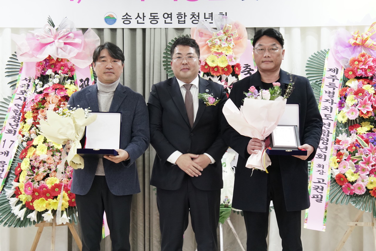 좌측부터 강성찬 자문위원, 강호성 회장, 한명찬 자문위원