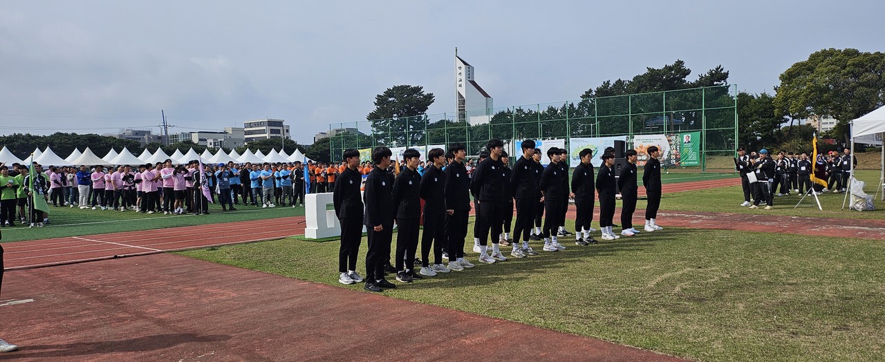 서귀포고 축구부가 동문들에게 인사를 하고 있다.