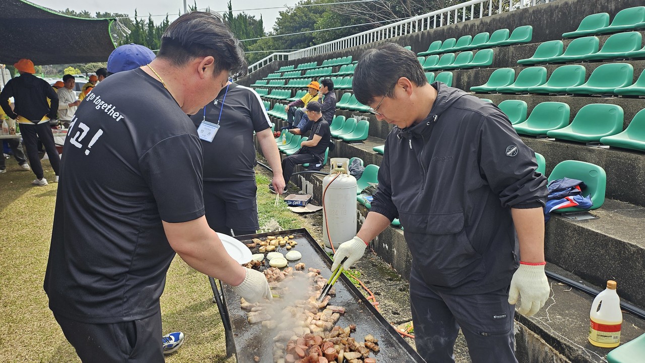 서귀포고 동문들이 기수별 부스 뒷편에서 음식을 마련하고 있다.