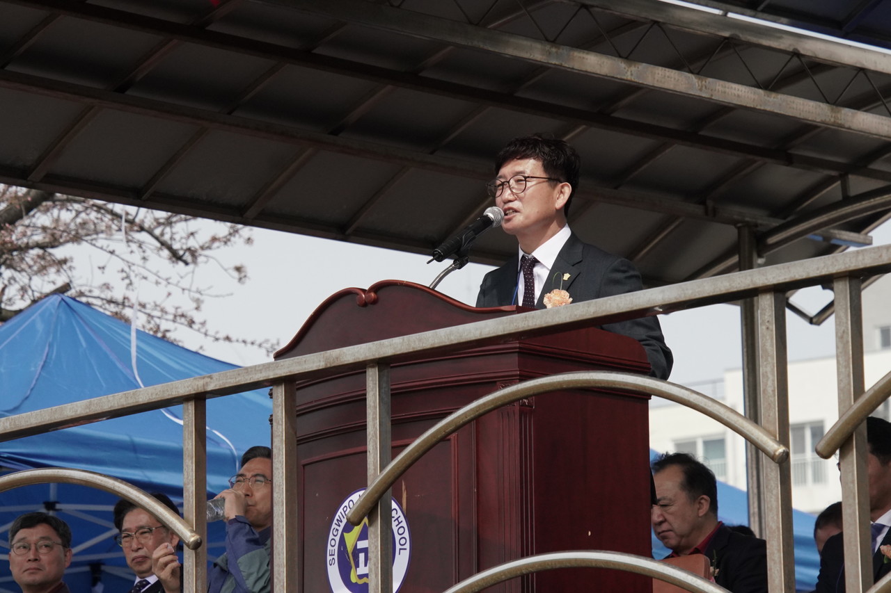 이경익 서기포고총동문회장이 대회사를 하고 있다.