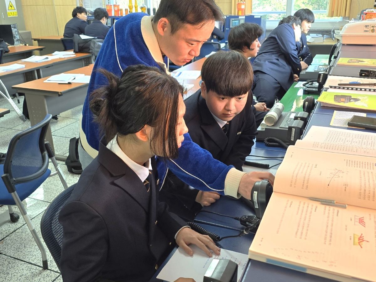 지난달 29일 3학년 군특성화부 학생들이 통신과 관련해 장비를 이용한 실습수업을 진행하고 있다. 배에 상황 발생 시, 구조 요청을 연습하는 교육 과정이다. 