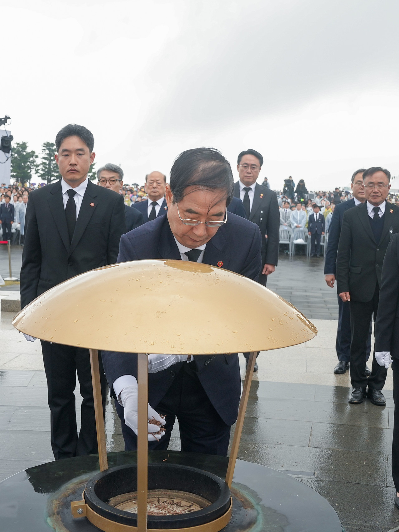 3일 오전 제주시 봉개동 4·3평화공원에서 열린 제76주년 제주4·3희생자추념식에서 한덕수 국무총리가 제단에 분향하고 있다.