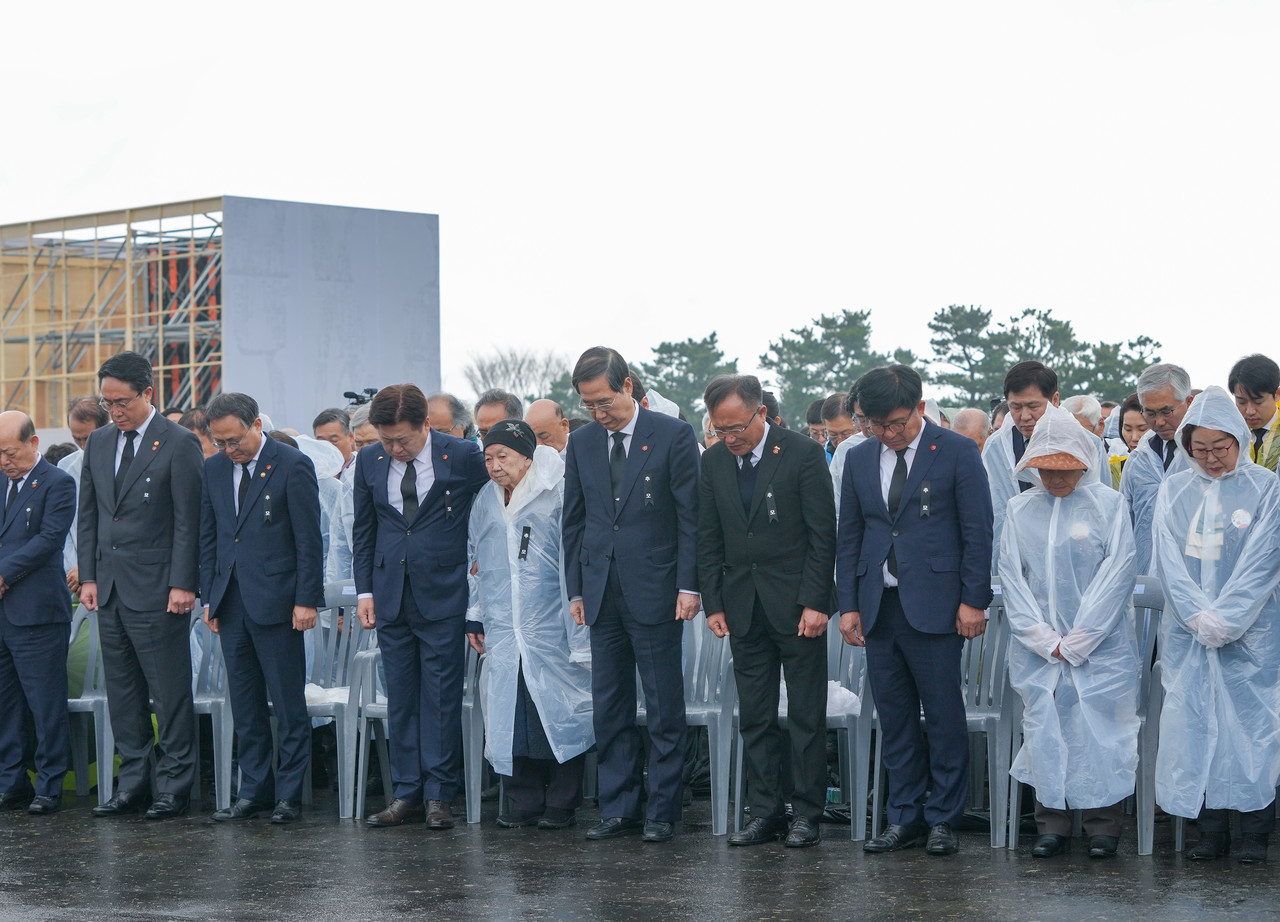3일 오전 제주시 봉개동 4·3평화공원에서 열린 제76주년 제주4·3희생자추념식에서 한덕수 국무총리 등 참석자들이 묵념을 하고 있다.