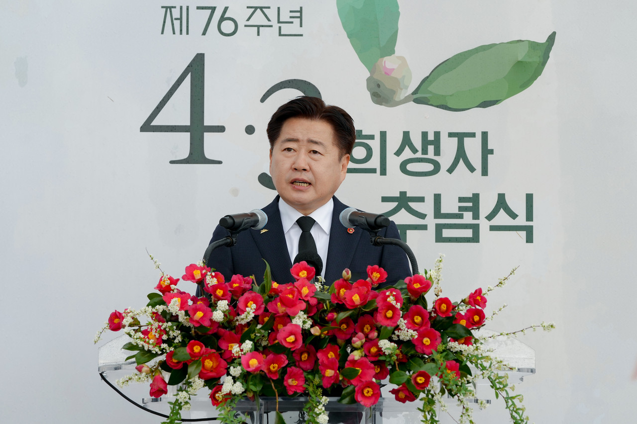 추도사 낭독하는 오영훈 제주도지사.