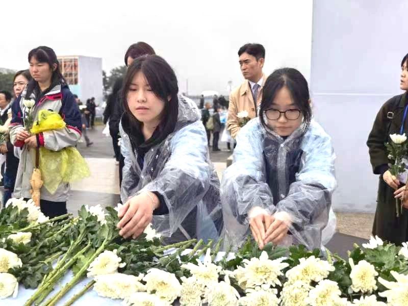 난징 학생과 교원이 3일 4‧3추념식에 참석했다