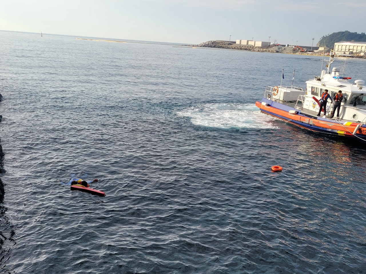 서귀포해경이 구조하는 모습.