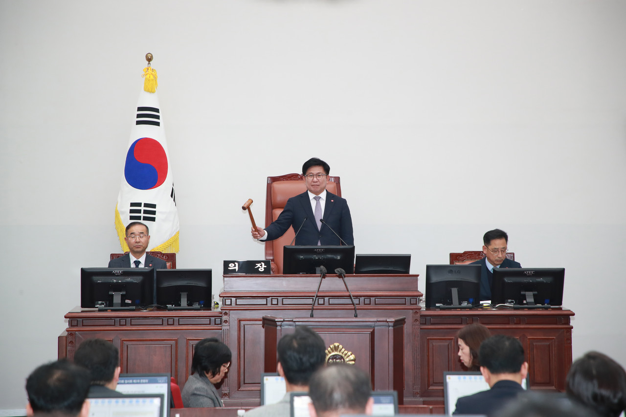 지난달 27일 제425회 제주특별자치도의회 임시회가 열린 가운데 본회의장에서 제2차 본회의가 진행되고 있다.