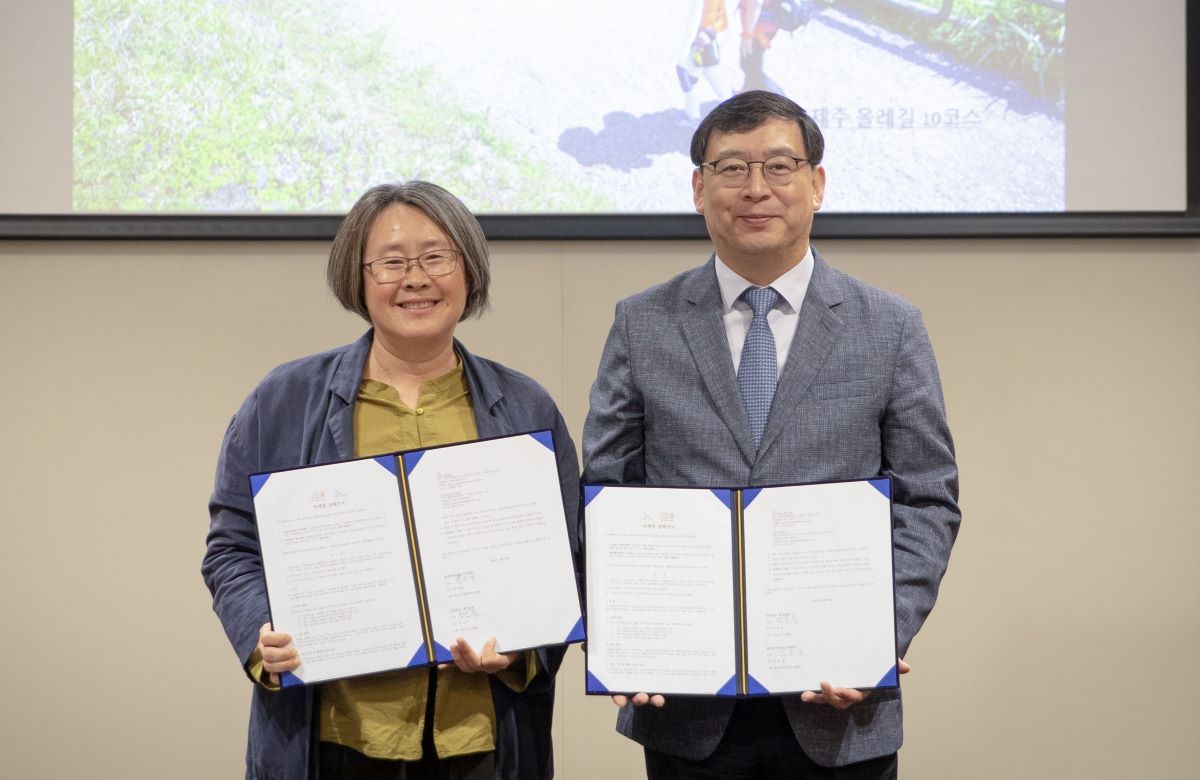 안은주 사단법인 제주올레 대표이사(왼쪽)와 박용남 제주신화월드 최고운영책임자가  지난 16일 제주신화월드 랜딩 컨벤션센터에서 업무 협약을 체결했다.