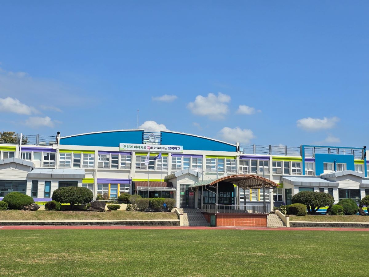 도내 '지역사회개방동학교도서관'을 운영하는 곳은 올해 총 6개교로, 서귀포에서는 신례초등학교가 유일하다. 사진은 신례초 전경. 