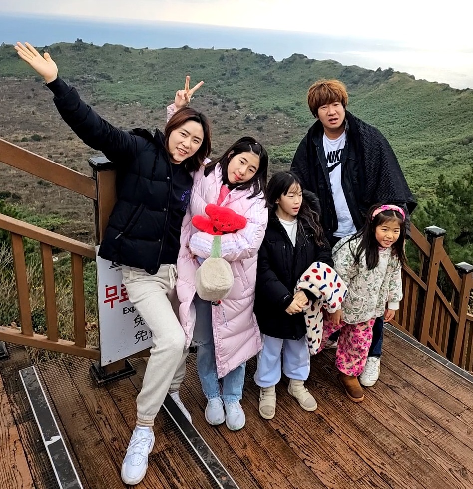 사진 왼쪽부터 서희정씨, 큰 딸 박민서 선수, 둘째 딸 박서연, 박양배씨, 막내 딸 박연아.