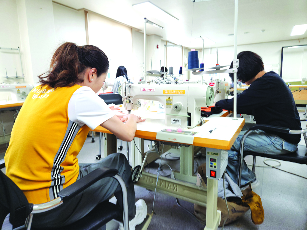 제주도민대학 의류 업사이클-수선리폼 과정 수강생들이 강의를 들으면서 의류 수선리폼 실습을 하고 있다. 제주도민대학은 인문·교양, 직업·실용, 제주이해, 사회통합 등 4개 분야 프로그램으로 구분해 운영하고 있다.